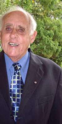 Les Johnson, Australian politician, dies at age 90